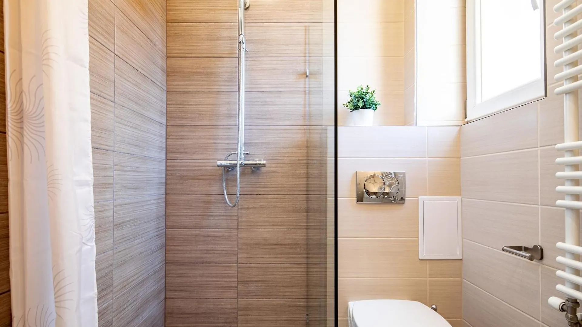 Sunny Central Three Bedroom Apartment Budapest