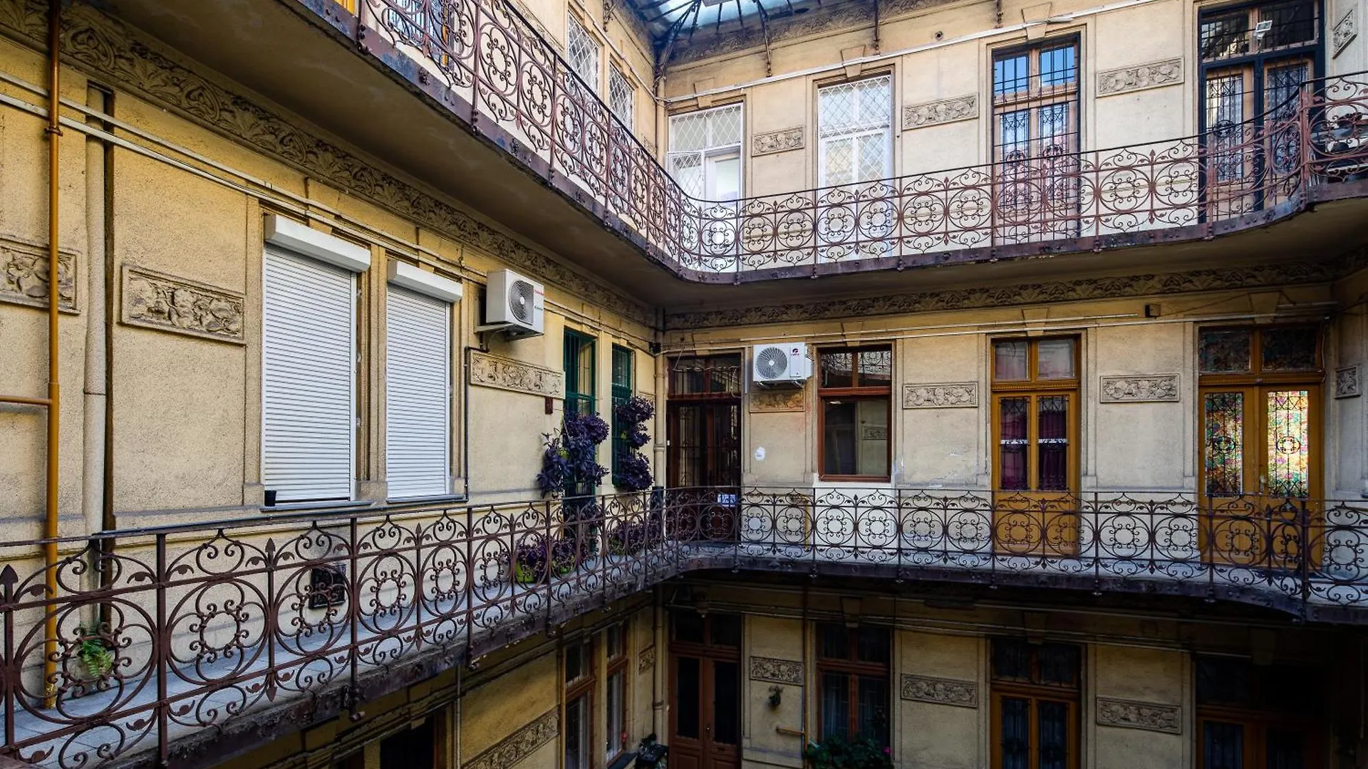 Sunny Central Three Bedroom Apartment Budapest