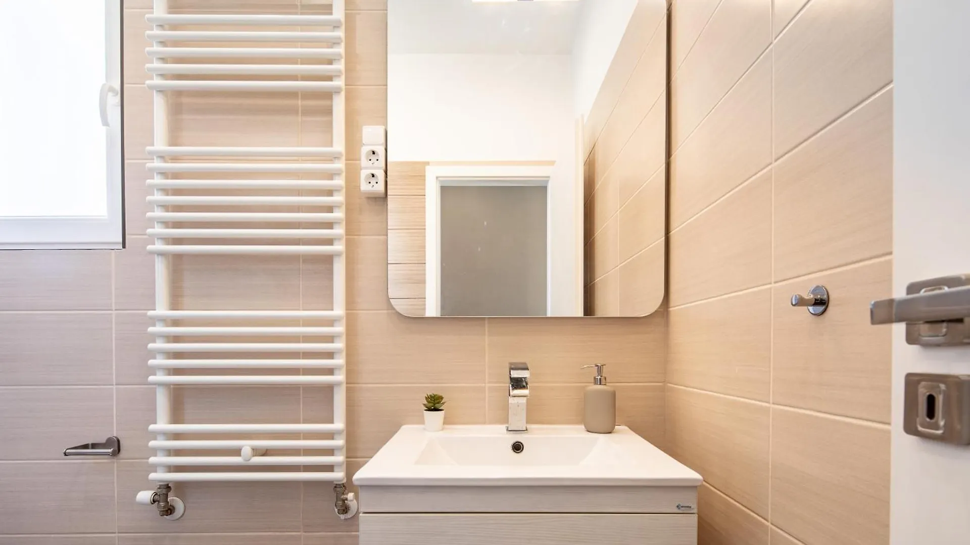 Sunny Central Three Bedroom Apartment Budapest