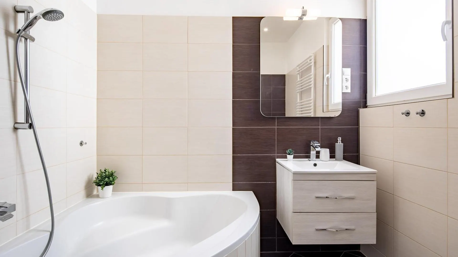 Sunny Central Three Bedroom Apartment Budapest Hungary
