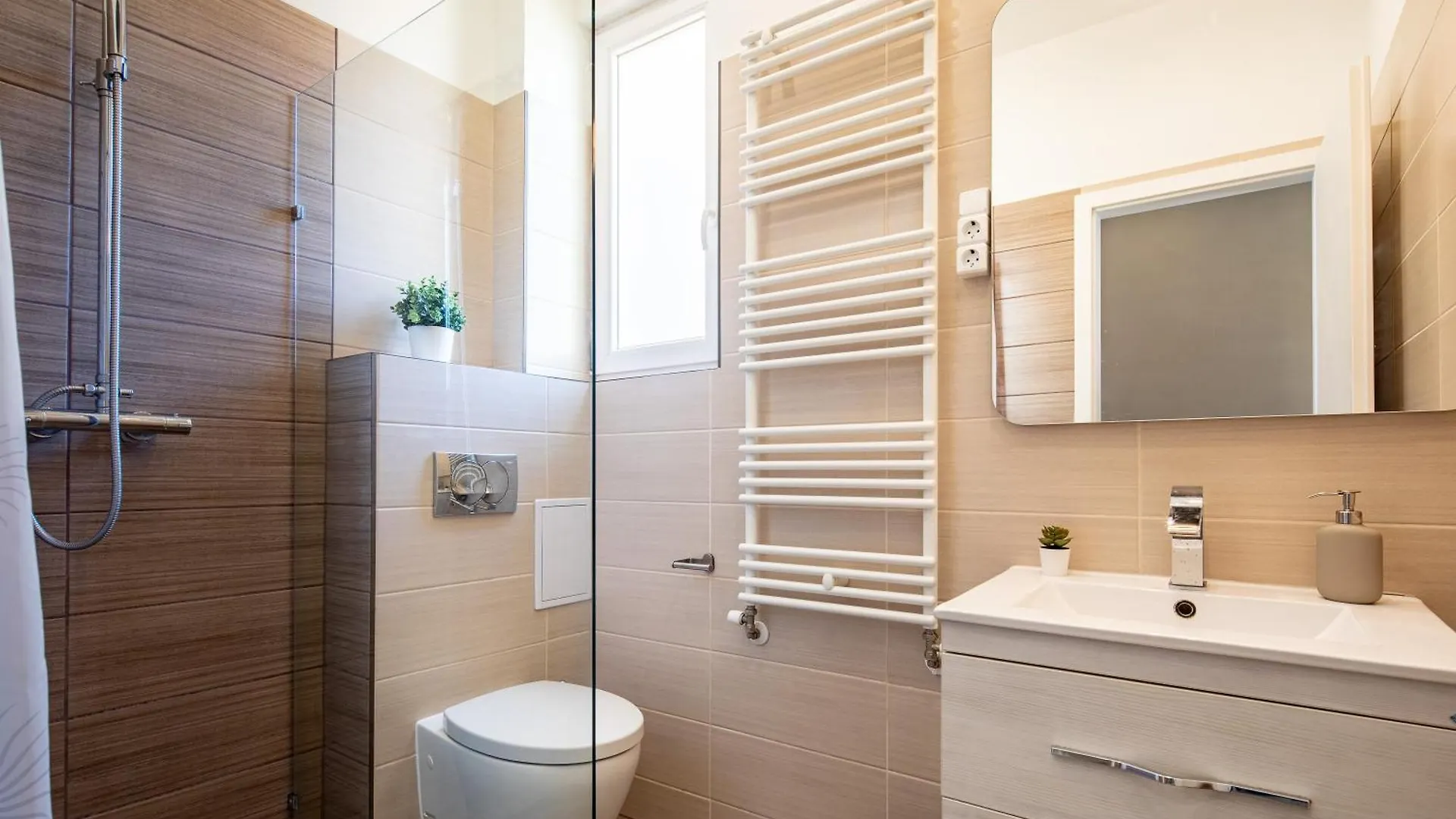 Sunny Central Three Bedroom Apartment Budapest